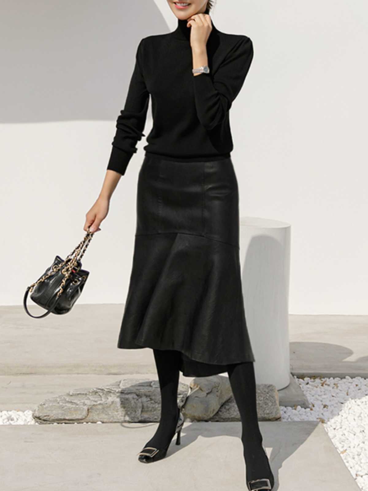 スタイリッシュな艶めき！フェイクレザーのロングスカートでつくるクールなコーデ5選