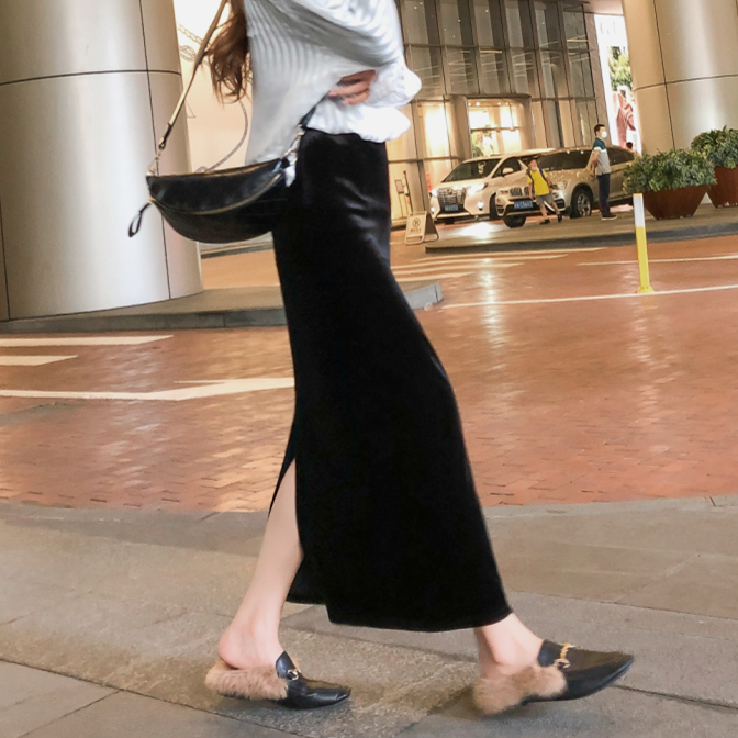 シルエット際立つスリットロングスカート