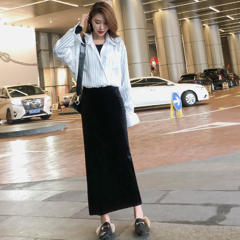 シルエット際立つスリットロングスカート