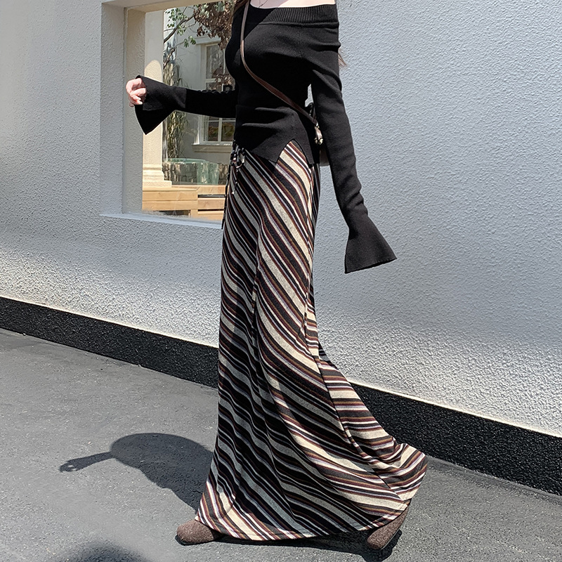 ロングスカート 斜め縞模様の優雅マキシスカート