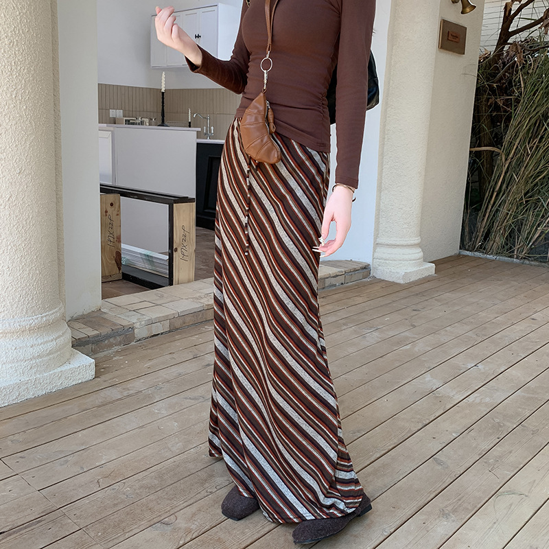 ロングスカート 斜め縞模様の優雅マキシスカート