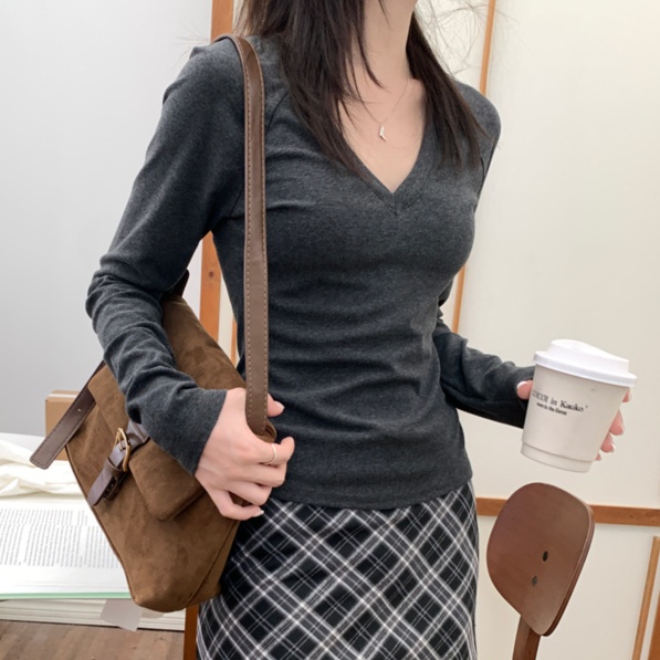 シンプル深めVネックリブロンT