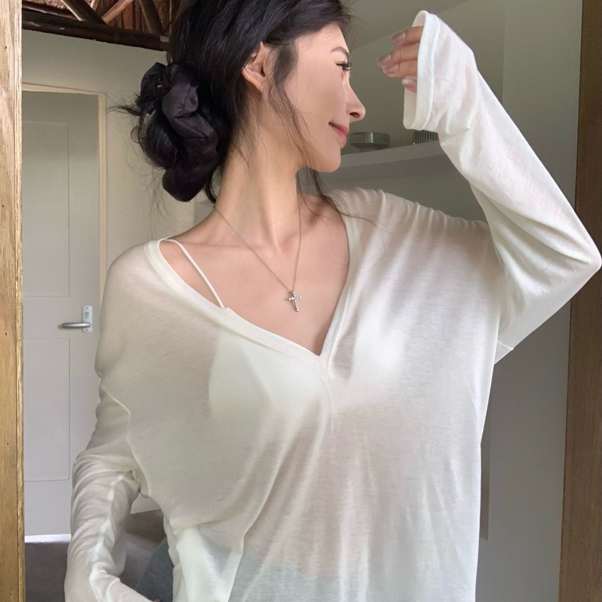 ロンT 深めネックの優美シルエットロンT
