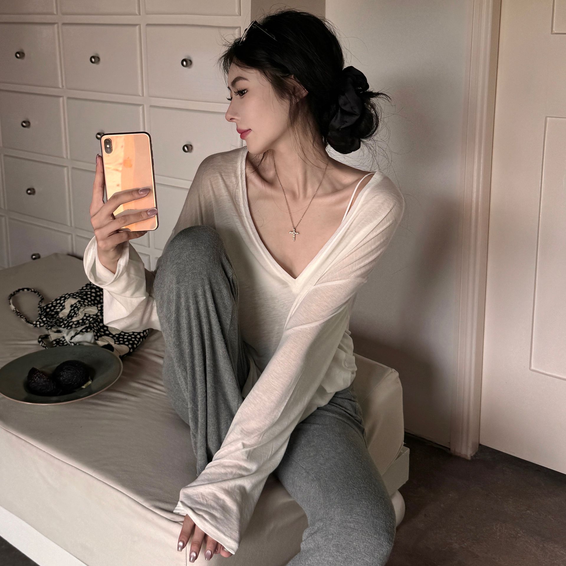 ロンT 深めネックの優美シルエットロンT