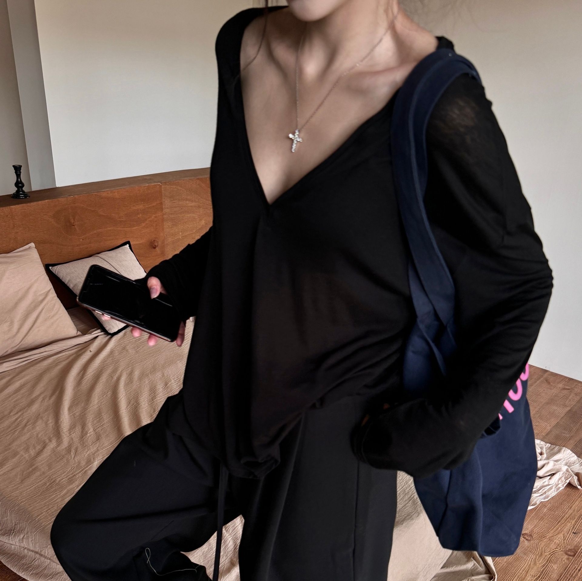 ロンT 深めネックの優美シルエットロンT