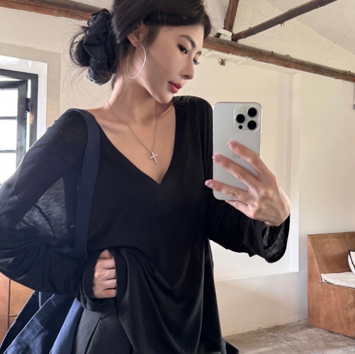 ロンT 深めネックの優美シルエットロンT