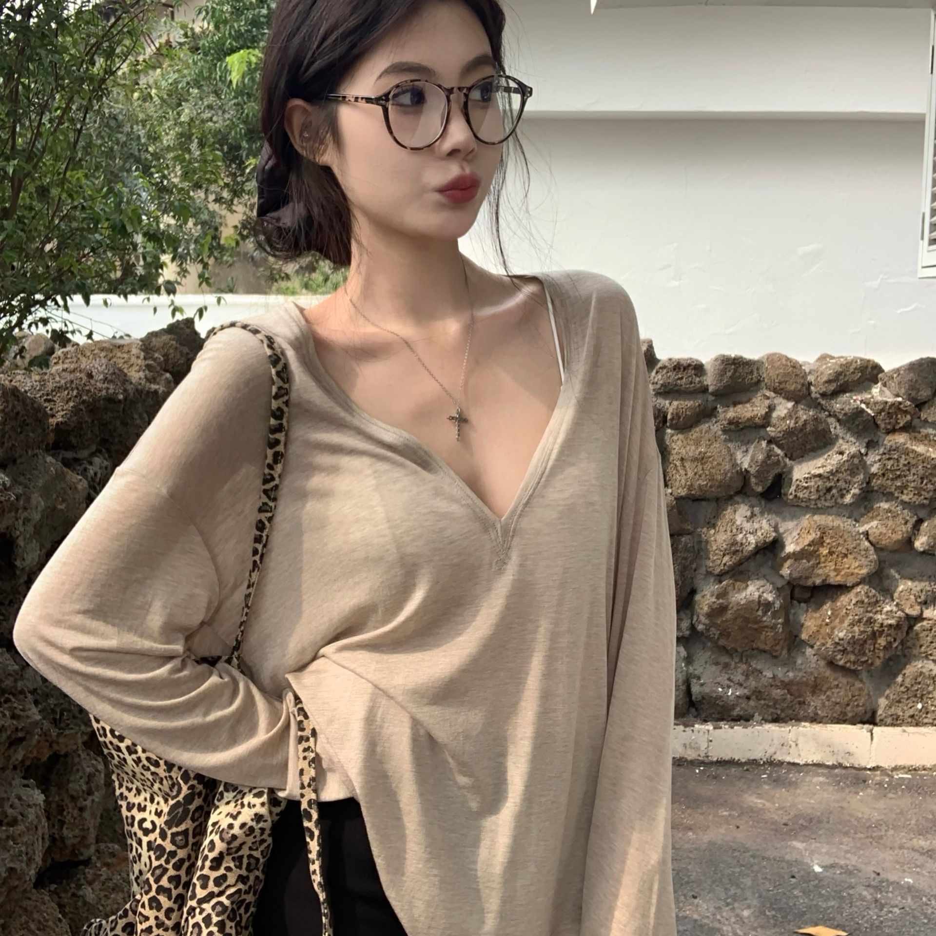 ロンT 深めネックの優美シルエットロンT