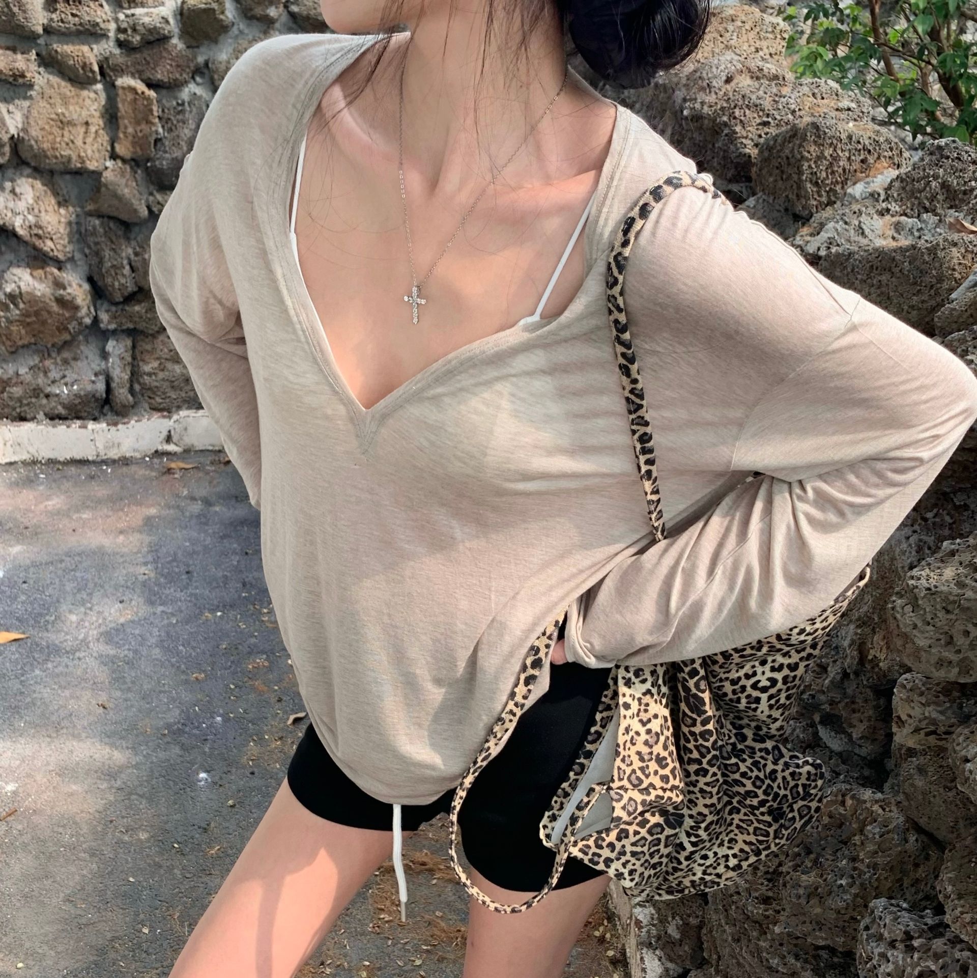 ロンT 深めネックの優美シルエットロンT
