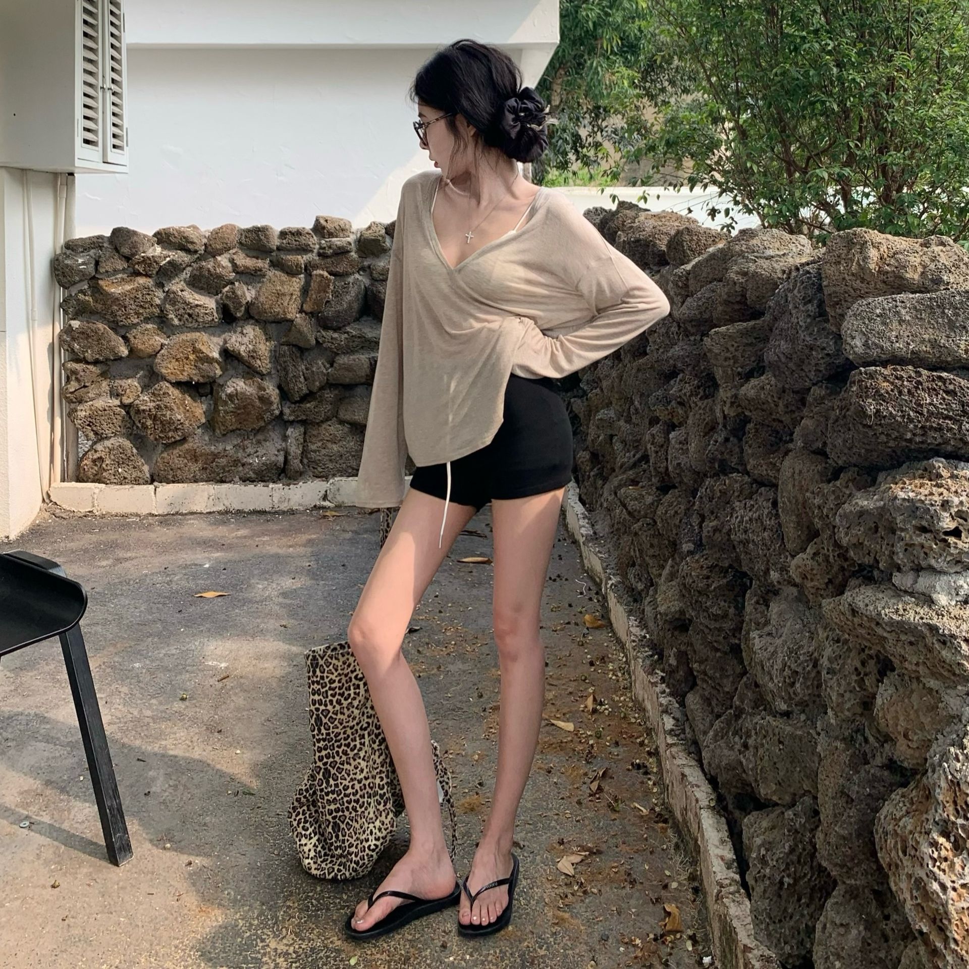 ロンT 深めネックの優美シルエットロンT