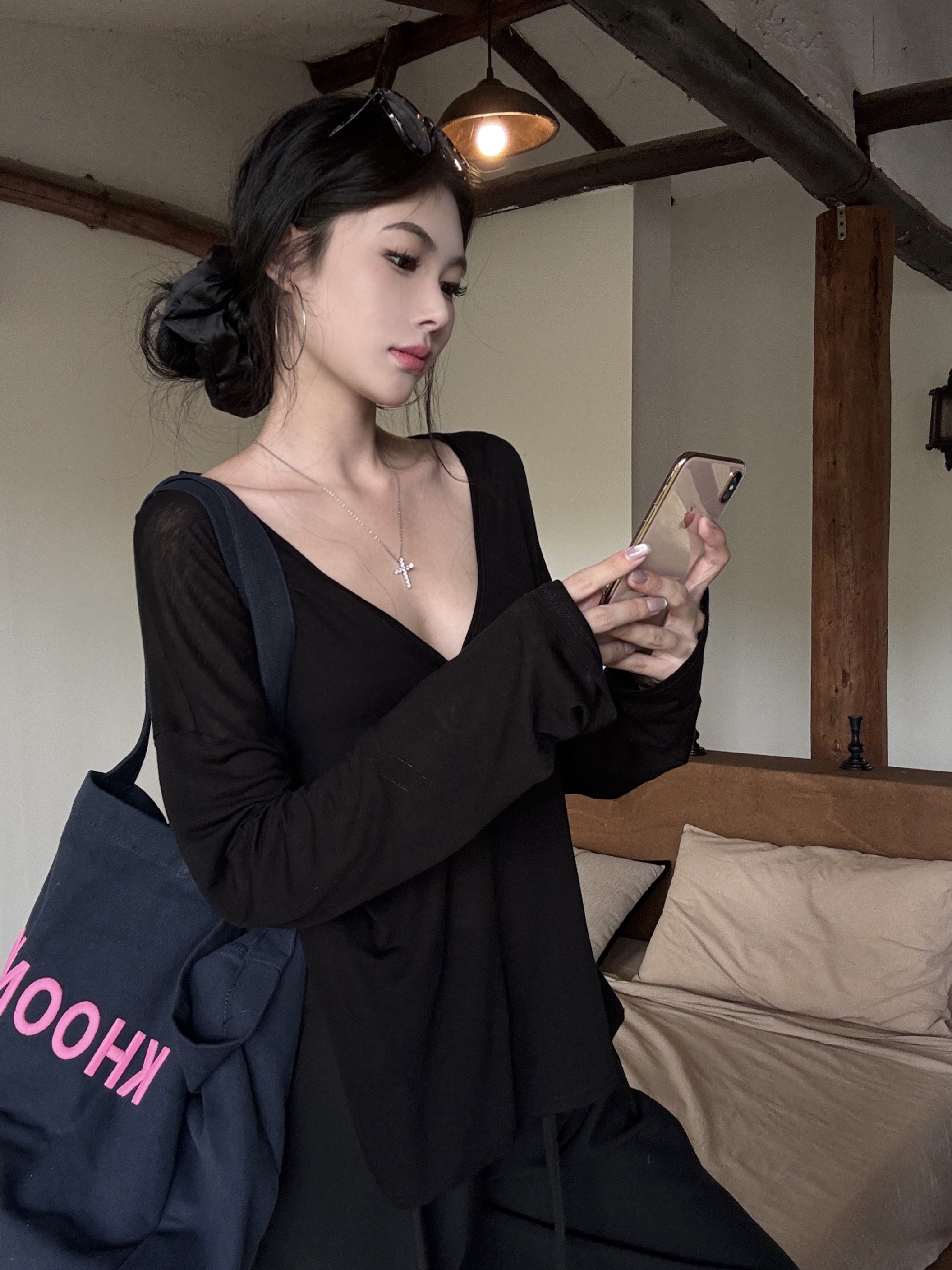ロンT 深めネックの優美シルエットロンT
