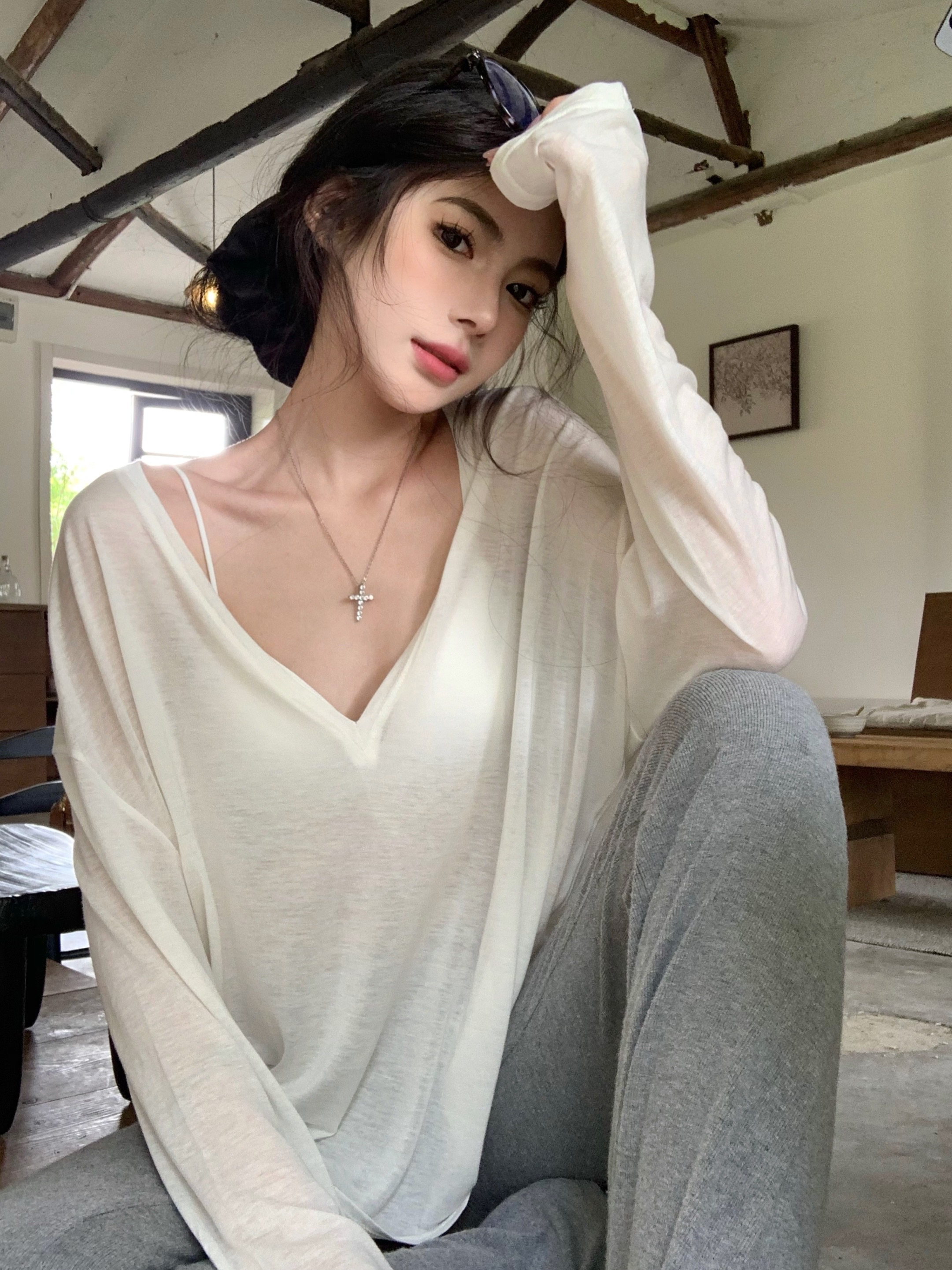 ロンT 深めネックの優美シルエットロンT