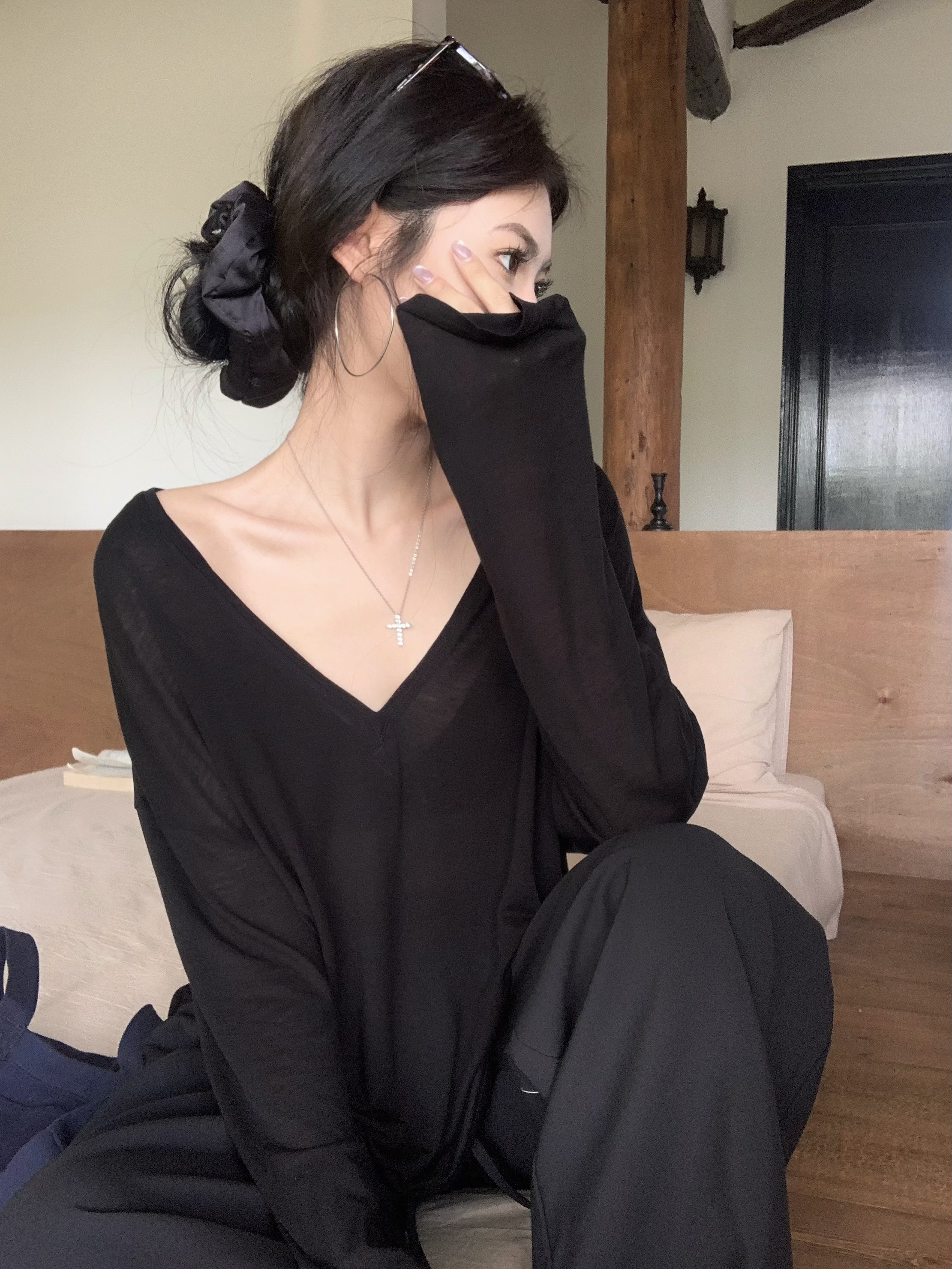 ロンT 深めネックの優美シルエットロンT