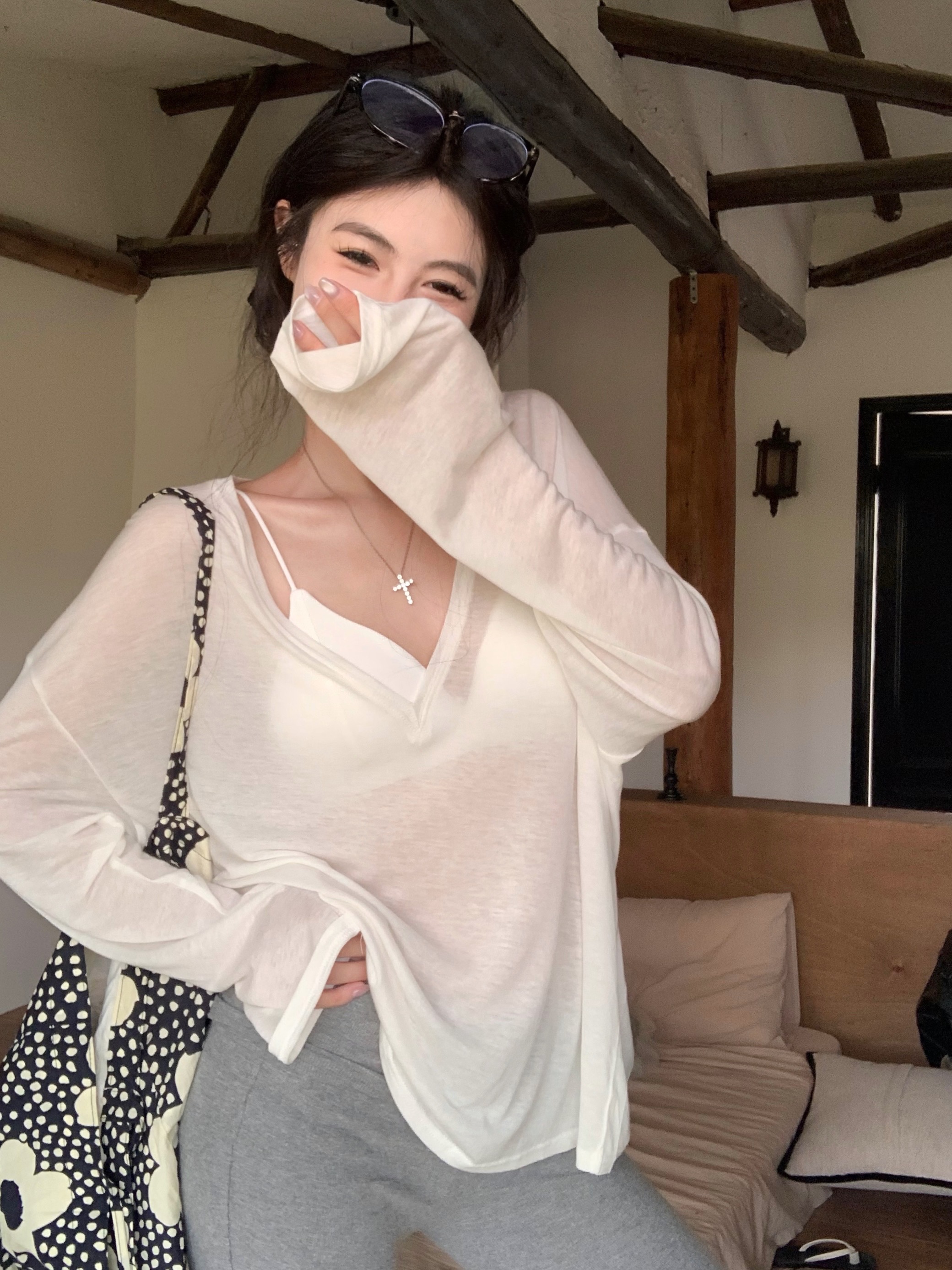 ロンT 深めネックの優美シルエットロンT