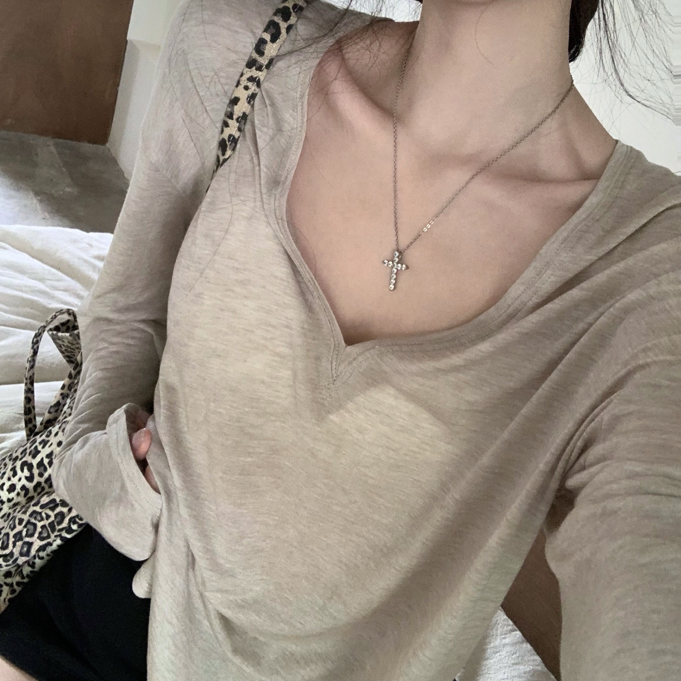 ロンT 深めネックの優美シルエットロンT