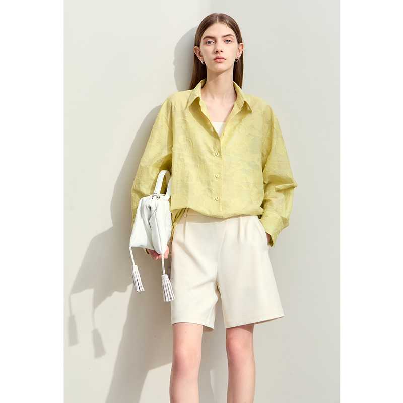 タックインでスタイルアップ！オーバーサイズTシャツで叶える洗練された大人コーデ15選