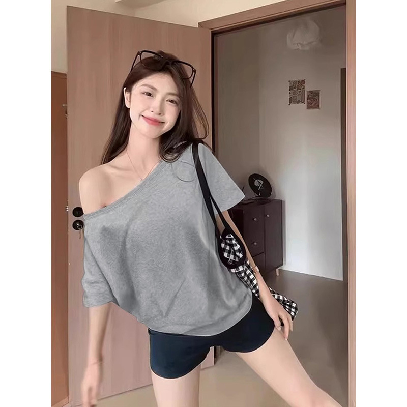 オーバーサイズTシャツ 夜空に映えるワイドネックゆったりトップス