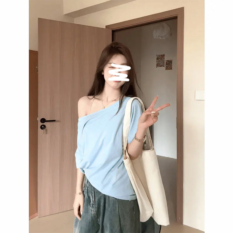 オーバーサイズTシャツ 夜空に映えるワイドネックゆったりトップス