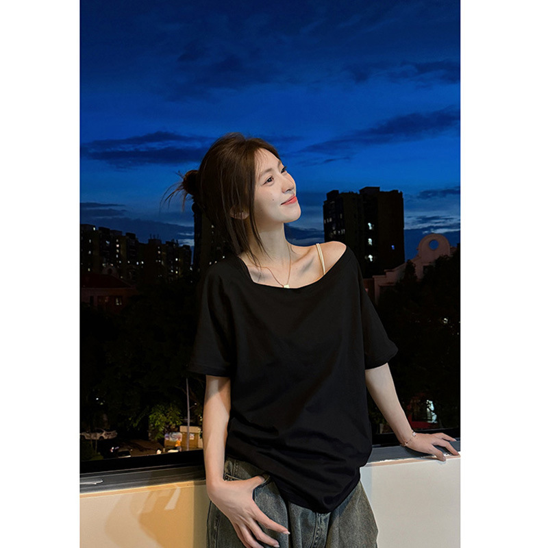 オーバーサイズTシャツ 夜空に映えるワイドネックゆったりトップス