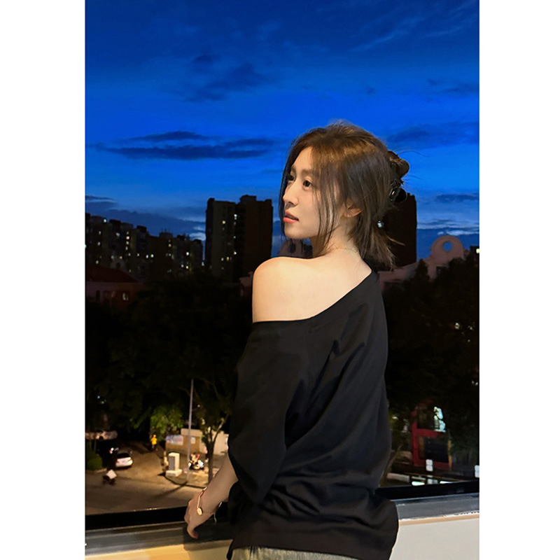 オーバーサイズTシャツ 夜空に映えるワイドネックゆったりトップス