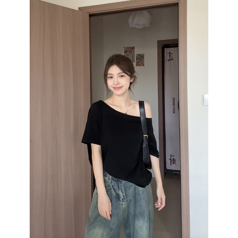 オーバーサイズTシャツ 夜空に映えるワイドネックゆったりトップス
