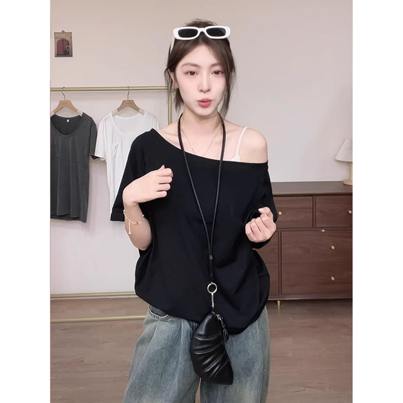 オーバーサイズTシャツ 夜空に映えるワイドネックゆったりトップス