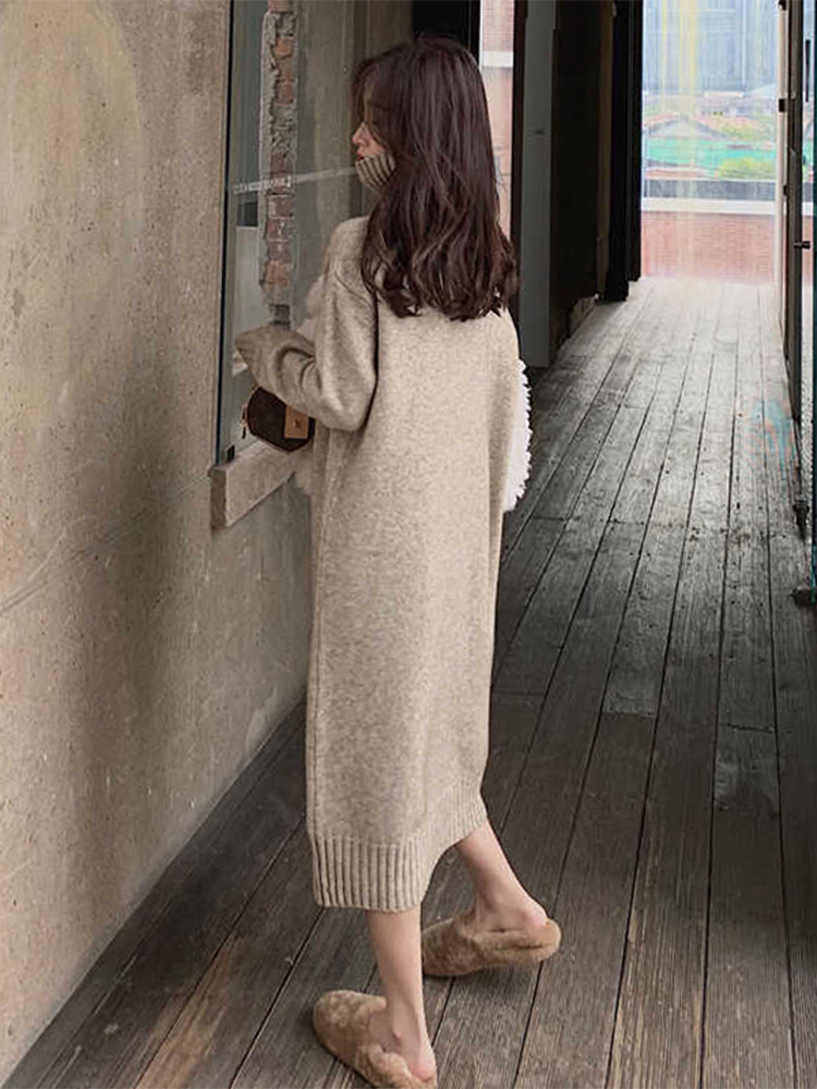 ロングワンピース タートルネック リブ編み袖口がアクセントのゆったりニットワンピース