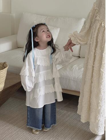 キッズ白色ロングワンピース女の子用段フリル袖