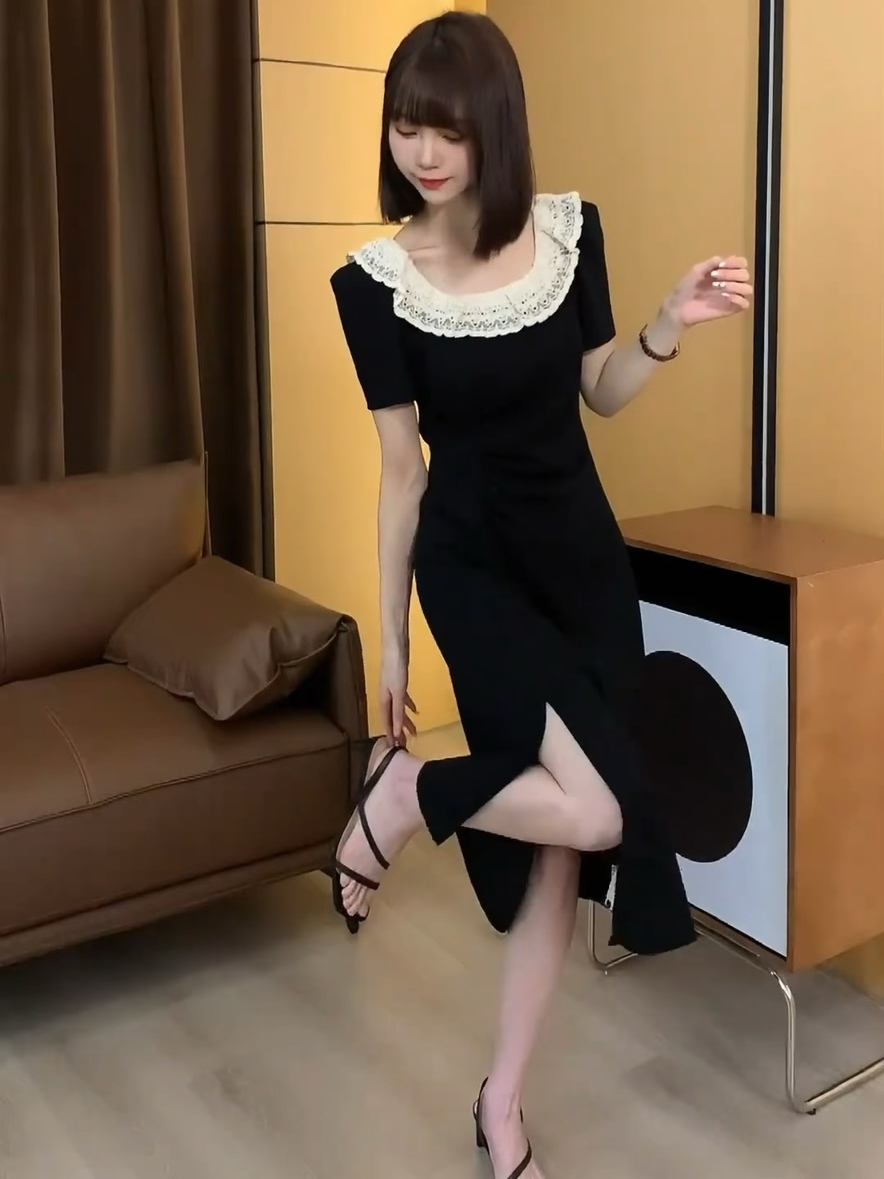 ロングワンピース 優美な襟レース付きロングワンピース