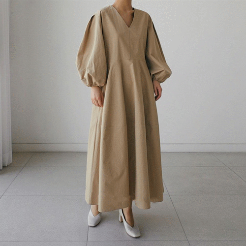 無地ロングワンピース ブイネックフレア袖 体型カバー二〇二五年夏新作