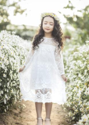 ロングワンピース キッズ用白いレース装飾長袖式服ワンピース
