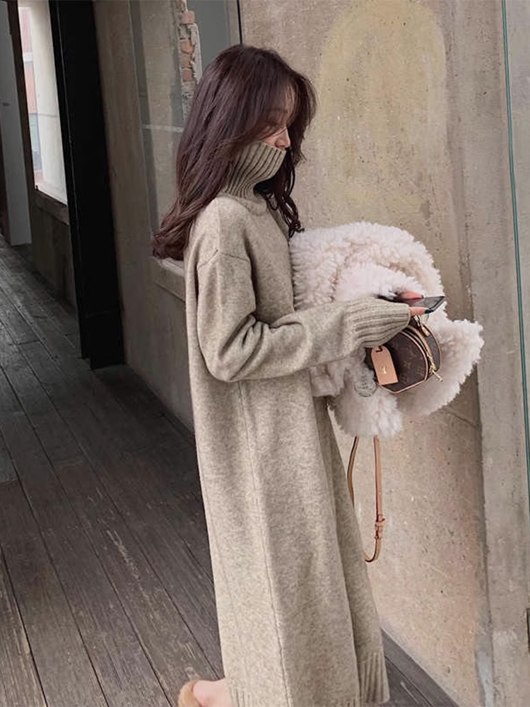 ロングワンピース タートルネック リブ編み袖口がアクセントのゆったりニットワンピース