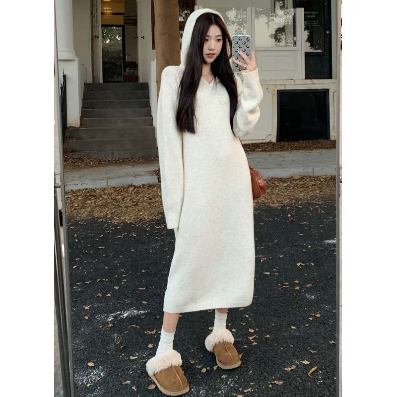 ロングワンピース ふんわり優雅フード付きニットワンピース