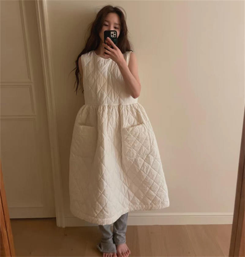 秋冬新作キルティングノースリーブロングワンピース