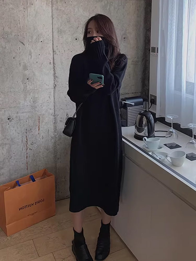 ロングワンピース タートルネック リブ編み袖口がアクセントのゆったりニットワンピース