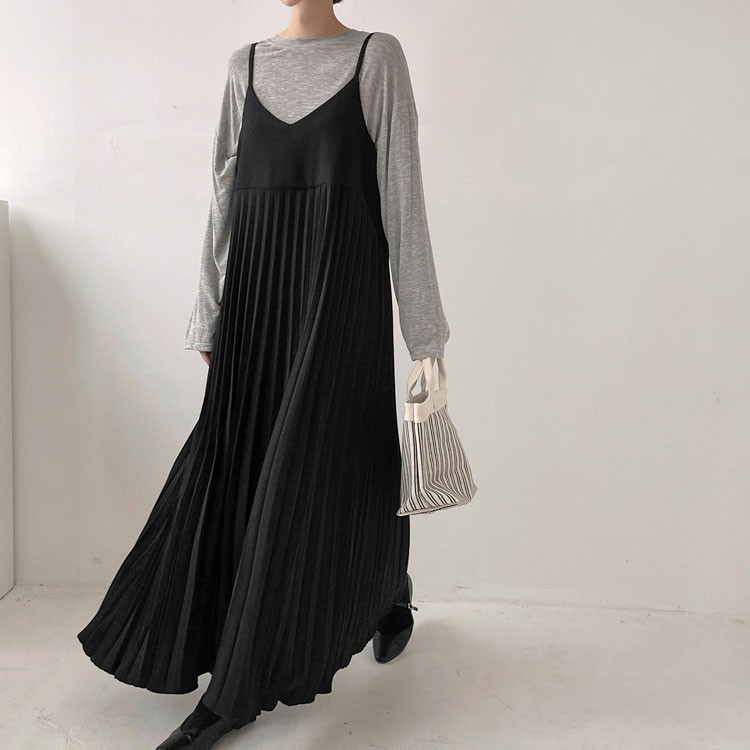 上品な気質漂うストラップ付きプリーツロングワンピース