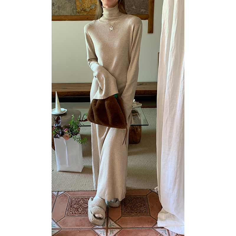ロングワンピース タートルネック やわらか素材のゆったりニットロングワンピース
