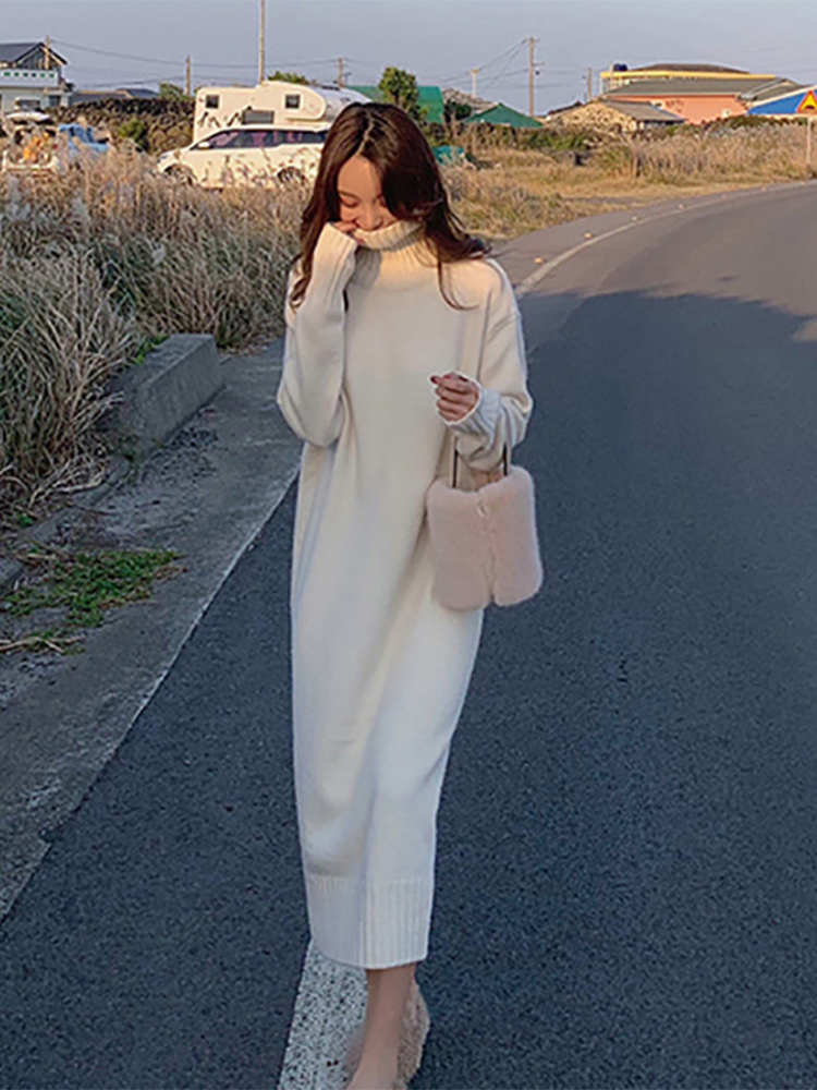 ロングワンピース タートルネック リブ編み袖口がアクセントのゆったりニットワンピース
