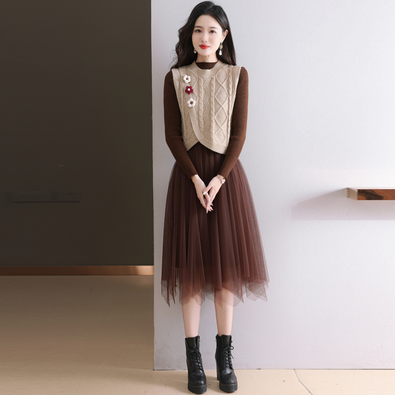 ロングワンピース 花モチーフ付きチュールニットワンピース
