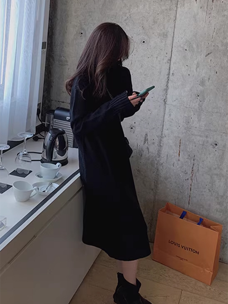 ロングワンピース タートルネック リブ編み袖口がアクセントのゆったりニットワンピース