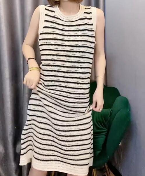 ロングワンピース 夏向けボーダー柄ノースリーブニットワンピース