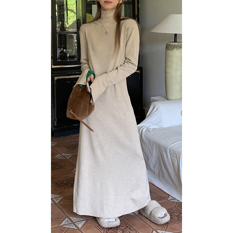 ロングワンピース タートルネック やわらか素材のゆったりニットロングワンピース