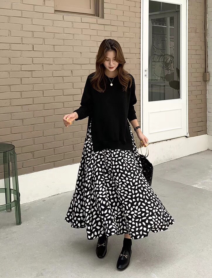 モノトーン幾何学柄フレアロングワンピース重ね着風