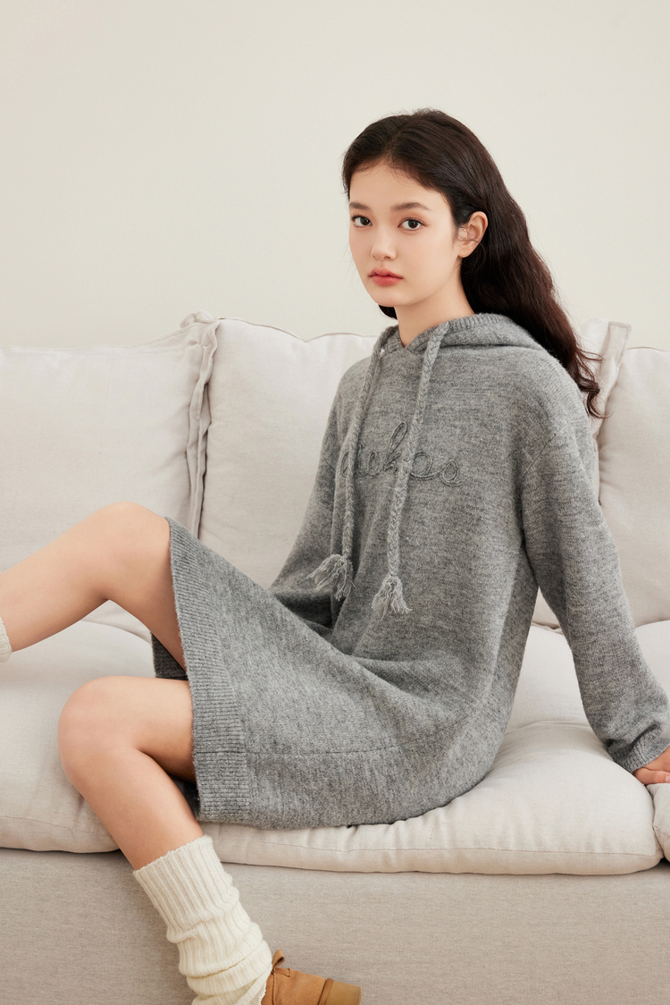 ロングワンピース ニット フード付き刺繍ニットロングワンピース