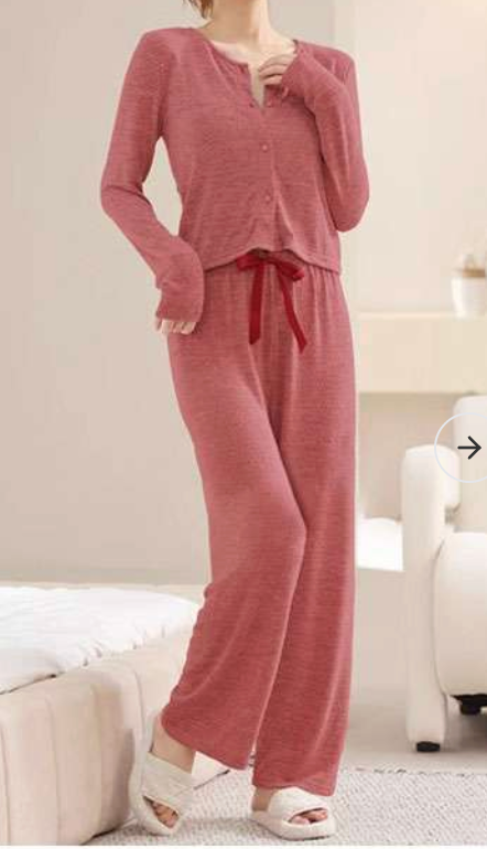 ふんわり柔らかな素材で作られた3点セットの レディース ルームウェア