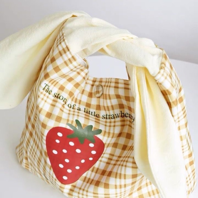 いちご柄チェック布製手提げランチバッグ