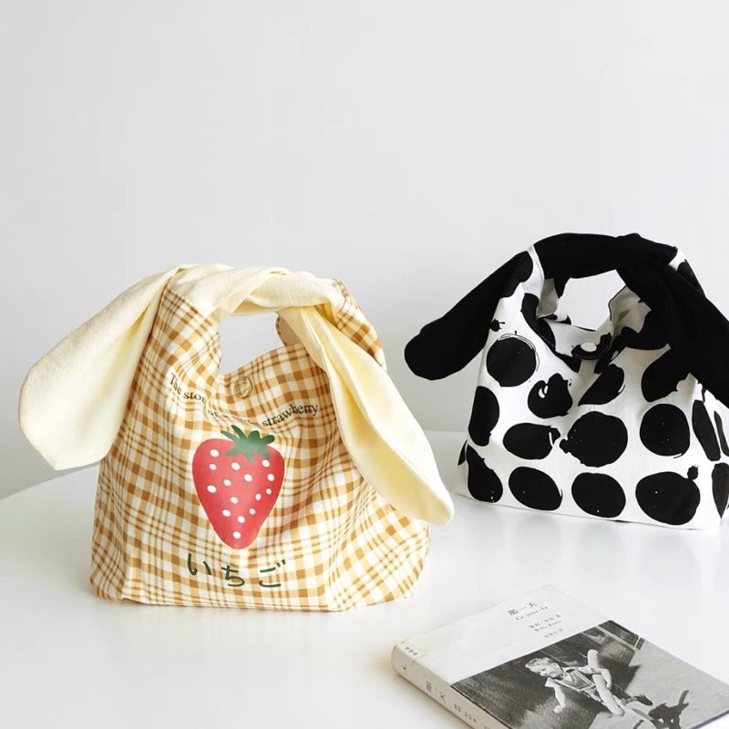 いちご柄チェック布製手提げランチバッグ