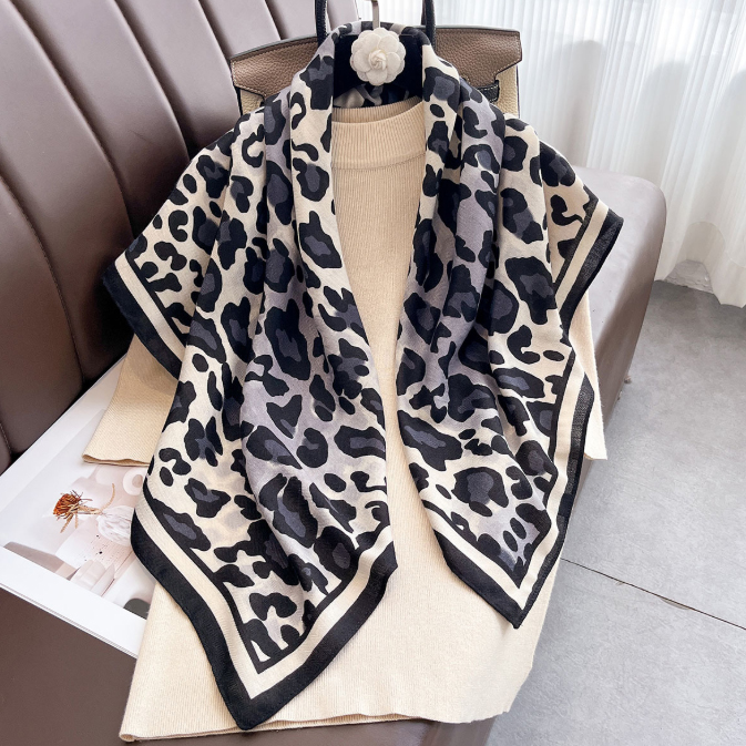 スカーフ レオパード柄スクエアスカーフ 九十センチ角 冷房対策にも