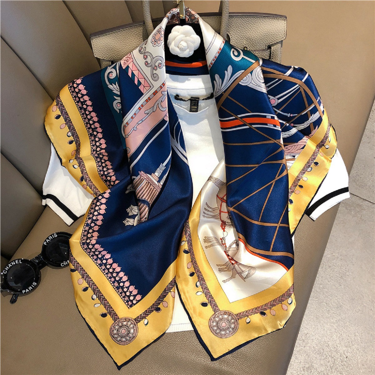 スカーフ 幾何学模様と植物モチーフの大判サテン