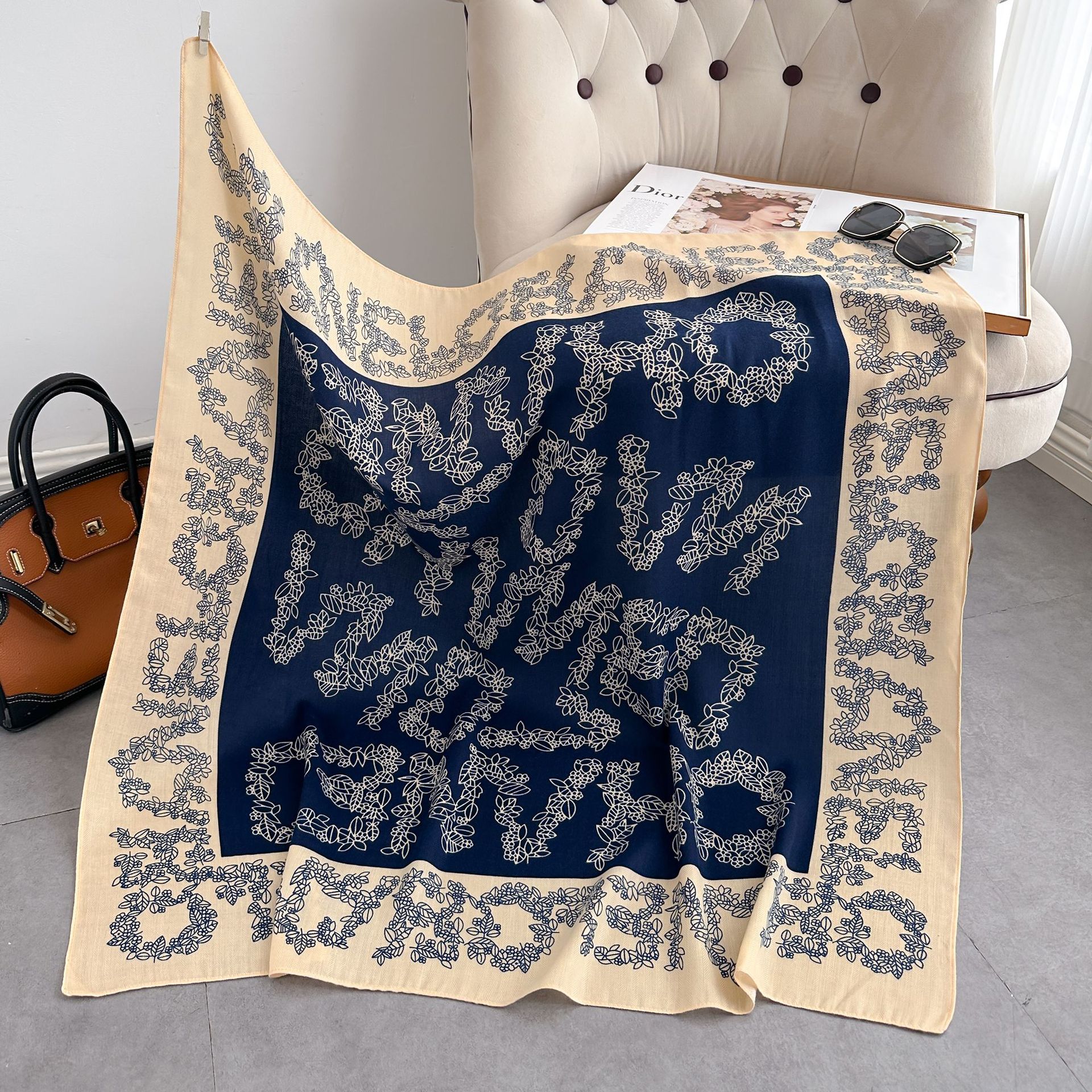 スカーフ 千鳥格子縁取り抽象リーフ柄大判スカーフ