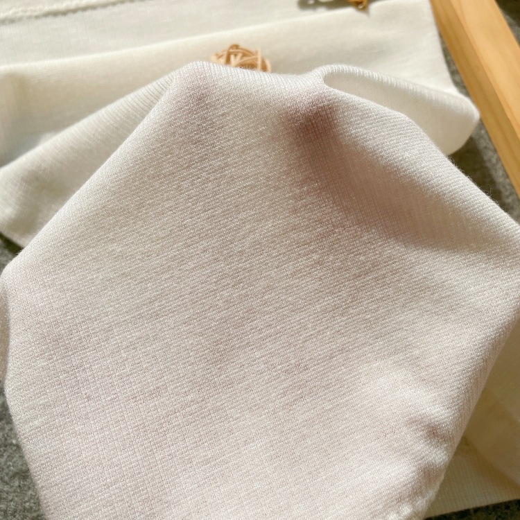 https://fulmo-img-server.com/luxyscarf/0fda59ba-8faf-4e54-aeae-c3464038de6a.jpg